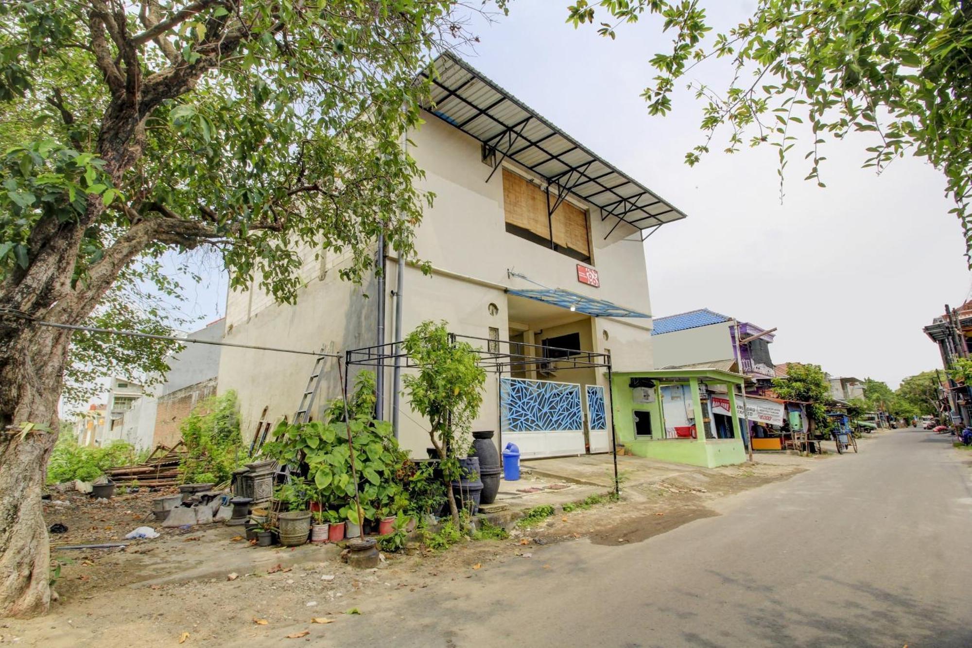 Oyo 90725 Zeevanna Guest House Syariah Kediri  Eksteriør billede