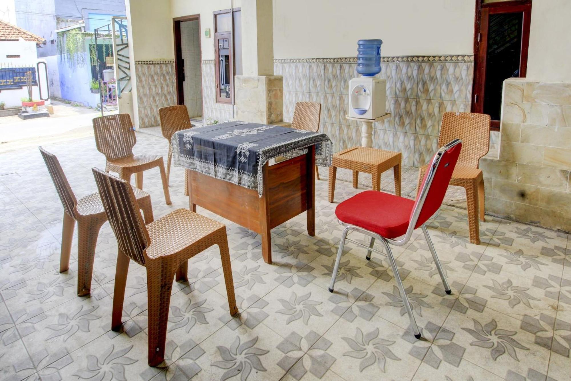Oyo 90725 Zeevanna Guest House Syariah Kediri  Eksteriør billede